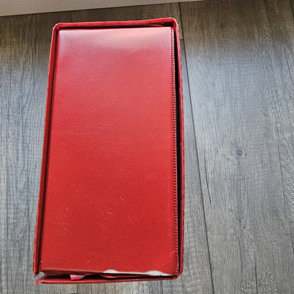 Red Mahjong Set with Green Accents - Picture 6 of 6